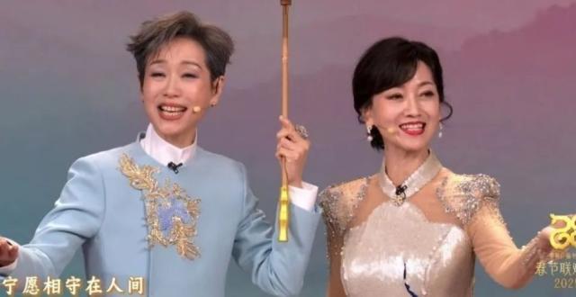 蛇年春晚小品《借伞》：赵雅芝叶童执伞合唱《前世今生》，梦回新白娘子传奇_腾讯新闻