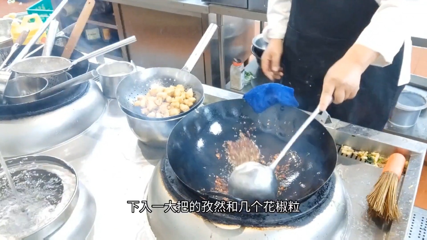 老板花费万元聘请名厨亲自教学，自称两道招牌菜能让饭店火爆_腾讯新闻