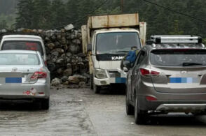 网友称云南孔雀山设置路障限制自驾车，游客上山需付费换乘当地车，这合规吗？未开发区域的安全问题该由谁负责？