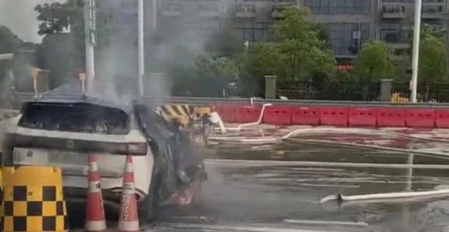 同样是120时速撞收费站，极氪驾驶者擦伤，ID4起火4人死亡_腾讯新闻