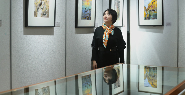 女作家开画展，“‘妖’，那是精气神”_腾讯新闻