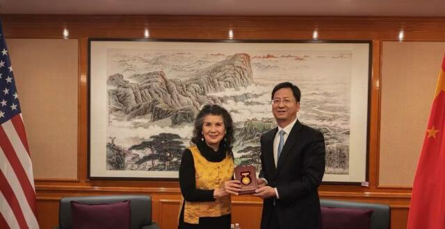 何凤山博士获颁中国人民抗日战争胜利80周年纪念奖章_腾讯新闻