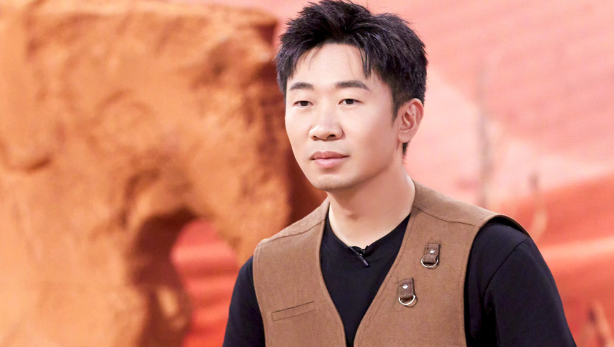 杨迪被吐槽表演型人格,深夜为狗痛哭获同情,却被扒曾说过最怕狗