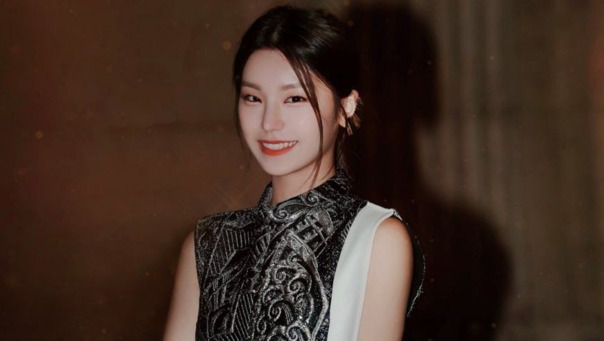 26岁女星被工作人员撞倒在地，捂着肚子起身离场，画面曝光看着都疼