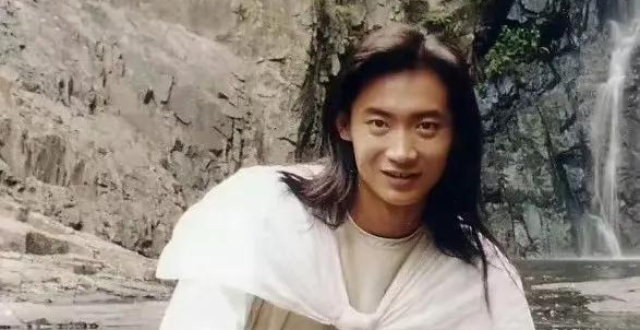 《水月洞天》男主杨俊毅退圈后首次出镜，近照臃肿油腻，网友大呼认不出_腾讯新闻