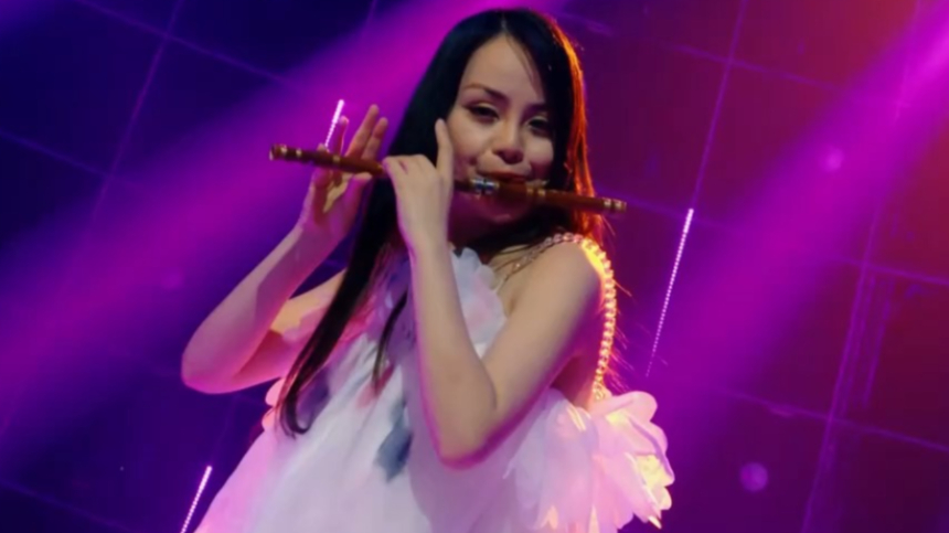 周旋宛如灵动的仙子，柔美的嗓音轻唱《梦里水乡》，太好看了_腾讯新闻