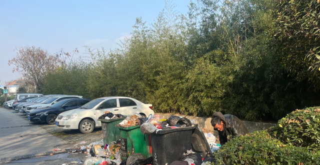 工资拖欠八个月，保洁集体“停摆” ！安康万浩未来城垃圾成堆无人清_腾讯新闻