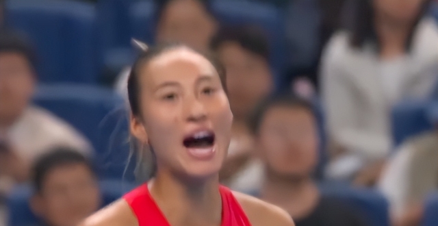 郑钦文赛后动情感谢观众