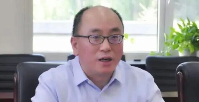 官方披露：在对胡宏审查调查过程中发现，他多次收受奢侈品包、手机、海鲜_腾讯新闻