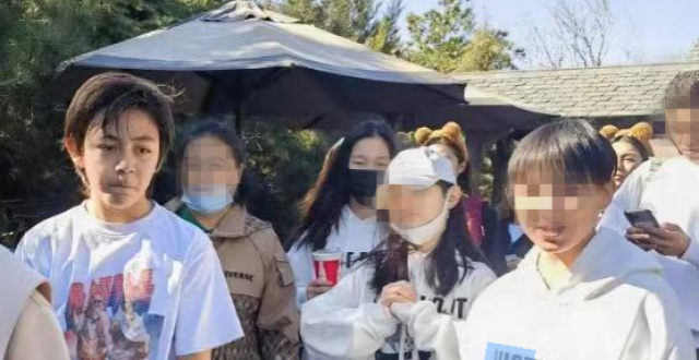 刘烨儿子诺一现身环球影城游玩，女同学面前表现拘谨，独自走前面_腾讯新闻
