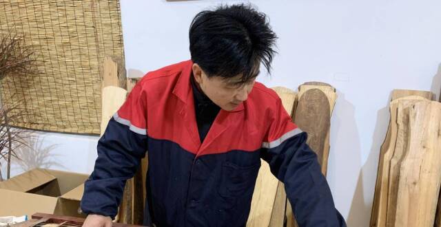 扬州知名古琴演奏家央视展示“平凡匠心”：弹奏和斫琴就是用心与定力_腾讯新闻