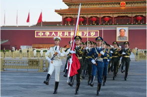 新华鲜报｜一抹中国红，见证跨越时代的奔赴