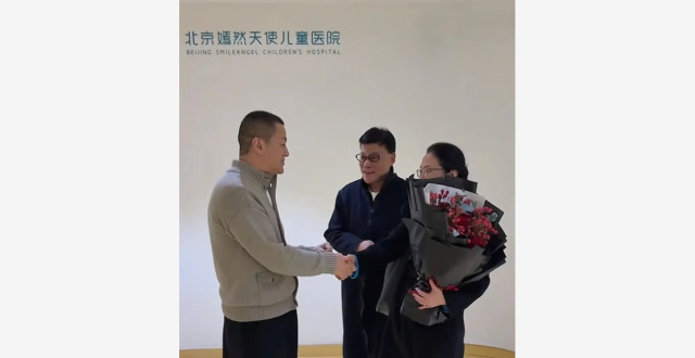 李国庆和夫人张丹红现身北京嫣然医院，为孩子们发新年红包_腾讯新闻