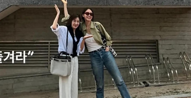 崔智友晒新照：牛仔裤墨镜很有时尚范，与车仁表同框合照_腾讯新闻