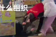 夜市管理人员与女摊主打架？警方通报：俩人分别给予行政处罚_腾讯新闻