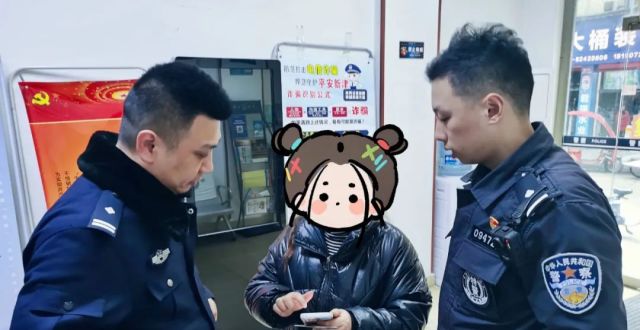 民警巡逻偶遇诈骗，火速出手挽损2万余元_腾讯新闻
