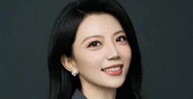 张安琪：主持界公认的颜值担当，才貌双全气质出众_腾讯新闻