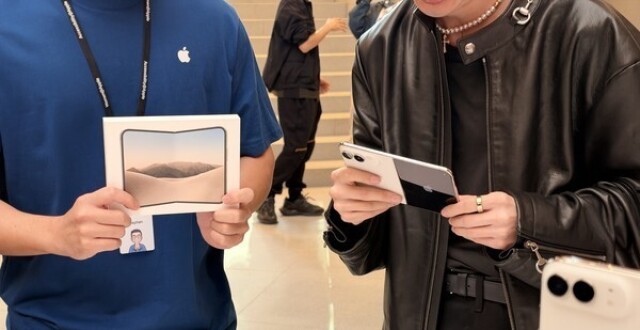 iPhone Duo门店首销直击：静安店首位顾客提走512GB星光白_腾讯新闻