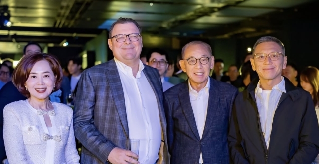 杨其龙罕同框父亲杨受成，58岁头发花白慈眉善目，父子俩长得好像_腾讯新闻