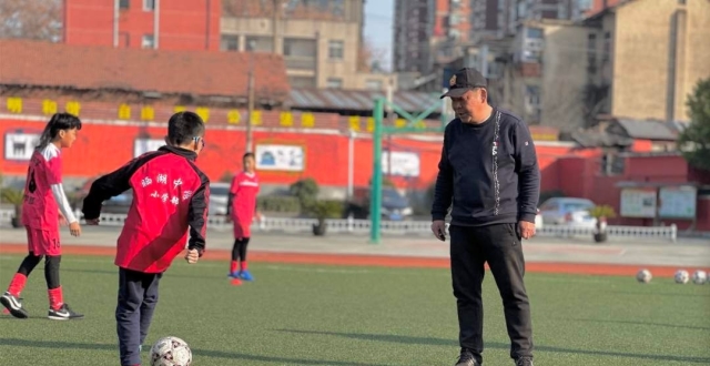 武汉晒胡中学教练章凯：32年坚守校园足球_腾讯新闻