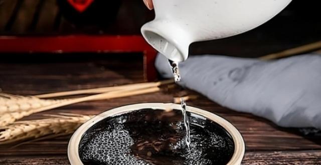 必知酒桌礼仪：给人倒酒时对方“敲桌子”啥意思？不懂易闹笑话，速看！_腾讯新闻