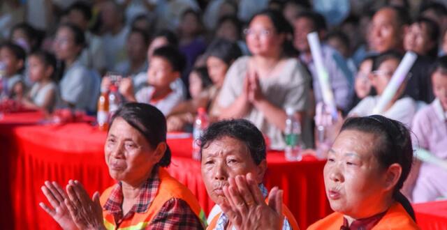晚会现场 环卫工人坐到主席位