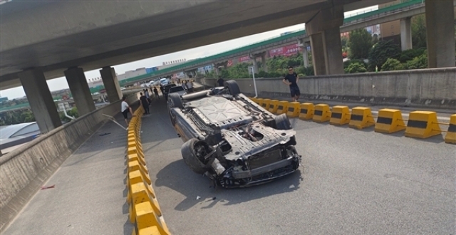 130km/h高速过弯 比亚迪汉DM-i遭严重翻车：整车框架抗住了_腾讯新闻