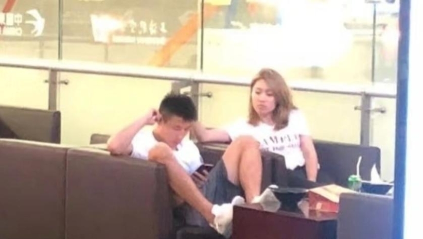 武磊伤退引争议，随队出征，公共场合把双脚放在桌上 妻子未劝阻，给国人形象抹黑！