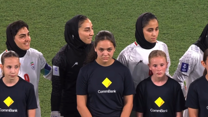 伊朗女足亚洲杯赛前拒唱国歌，主帅&队长面带微笑引发热议