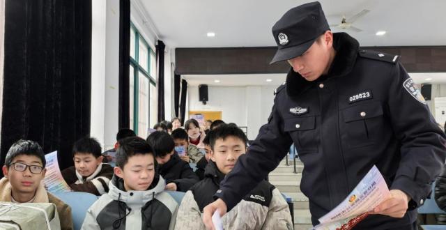 民警送教进课堂 共筑安全防线_腾讯新闻