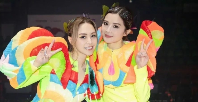 Twins组合香港开唱，阿娇阿Sa泪洒红馆，出道22年仍受粉丝追捧_腾讯新闻