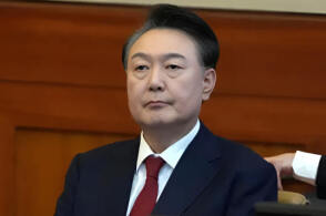尹锡悦涉嫌妨碍逮捕案三审被判7年，为何比一审判5年更重了？叠加此前内乱案一审被判无期，他最终要服刑多久？