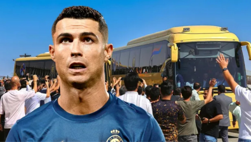 c罗抵达伊朗后在大巴上给球迷打招呼比心