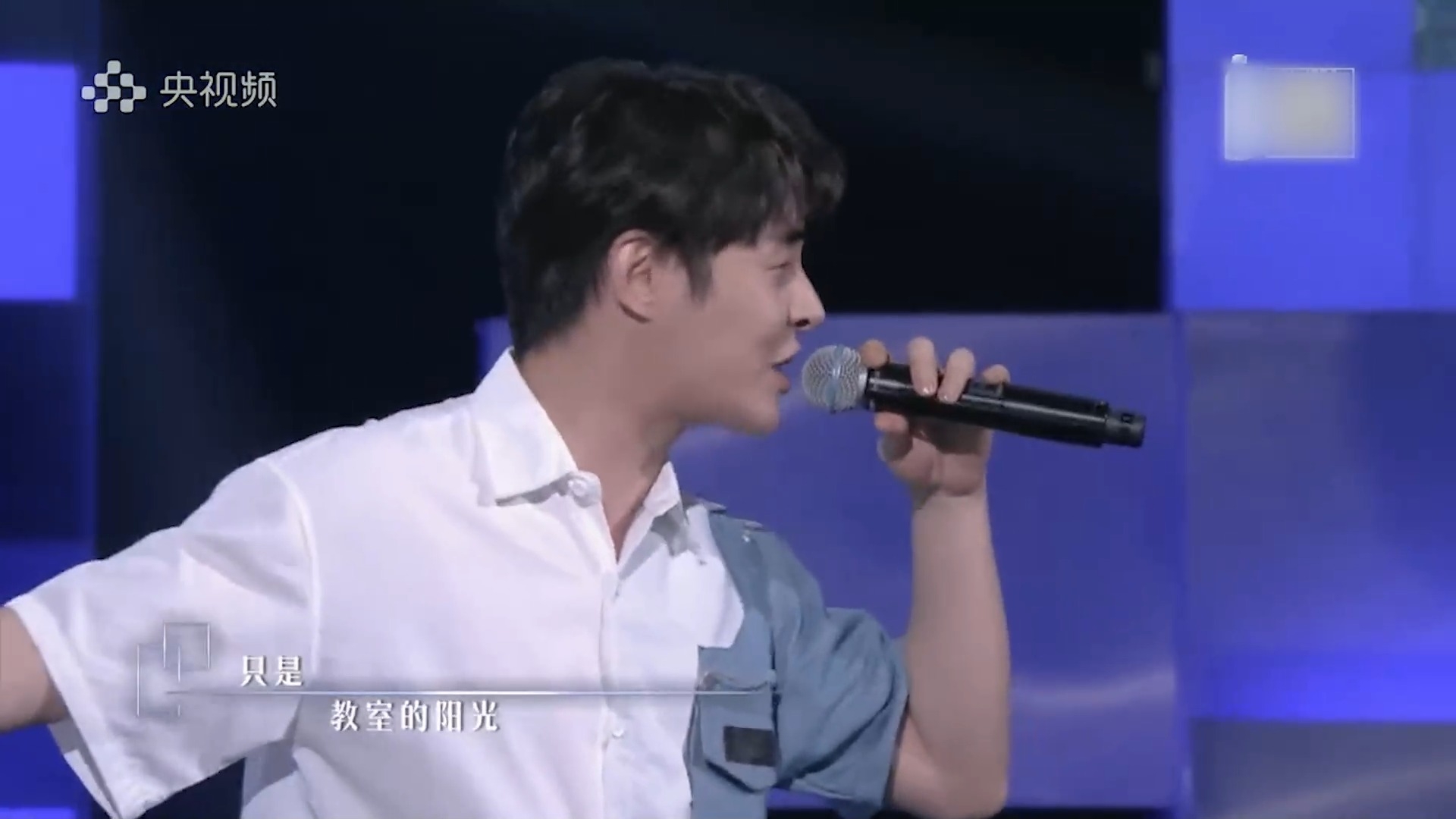 杨曦演唱《三年二班》，熟悉旋律裹着校园感，听着像回到上课的日子_腾讯新闻