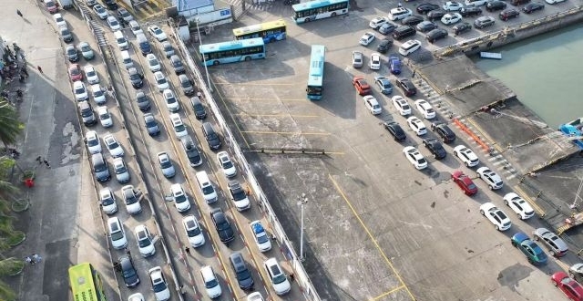 带车出岛“一票难求”，新能源车主海南突围_腾讯新闻