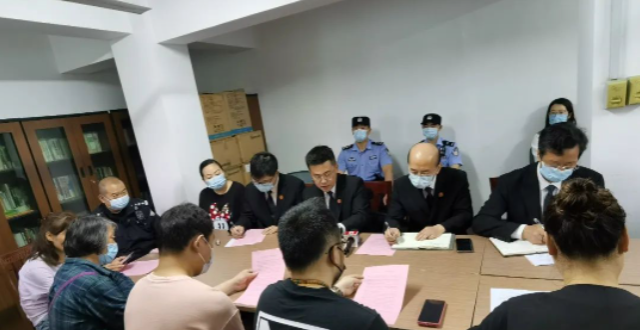 上海一女子在业主群诽谤邻居？法官带着挨家挨户登门澄清！_腾讯新闻