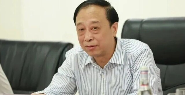 厅官杨易，被逮捕！为官不廉、滥权妄为，使公共财产遭受重大损失_腾讯新闻