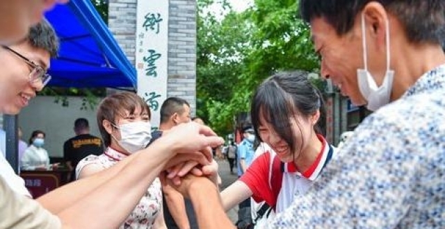 满满祝福送学子！高考应援团“花式”送考_腾讯新闻