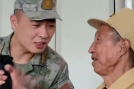 百岁老兵与战士讨论最新式手枪 举枪瞬间英姿依旧_腾讯新闻