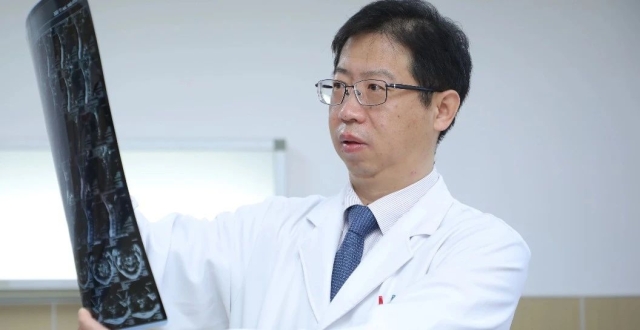 做“生命之柱”的守护者！他荣获“上海好医生”称号_腾讯新闻