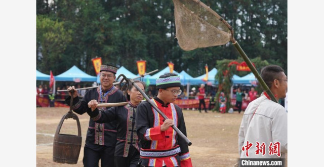 各族民众在广西融安抢花炮庆丰收_腾讯新闻