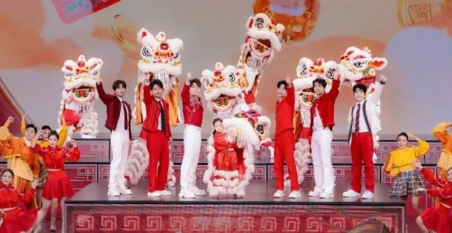 从路边舞到春晚，这个C位“小狮子”原来是她！_腾讯新闻