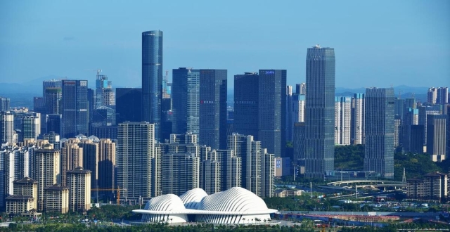 中国有两座很牛的省会城市，城建比经济亮眼摩天大厦密度直逼一线_腾讯新闻