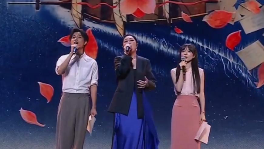 杨千嬅李思潼王彦桐合唱《阿嬷》主题曲《月下煮茶》，蓝鸿春导演动情落泪