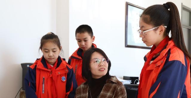 “娃娃送到学校，我们一百个放心”_腾讯新闻