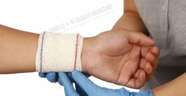 应急救护：如何正确包扎伤口_腾讯新闻