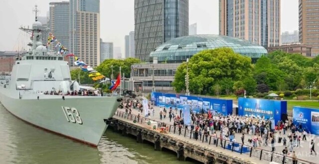 两艘海军舰艇靠泊北外滩！_腾讯新闻