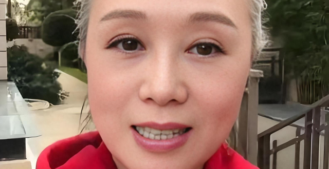64岁黄梅戏名家吴琼顶一头白发出镜！她不怕小丈夫嫌弃，将外甥女当女儿养_腾讯新闻