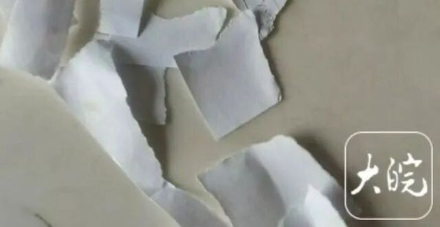 公职人员当众撕毁群众办事材料？当地回应_腾讯新闻
