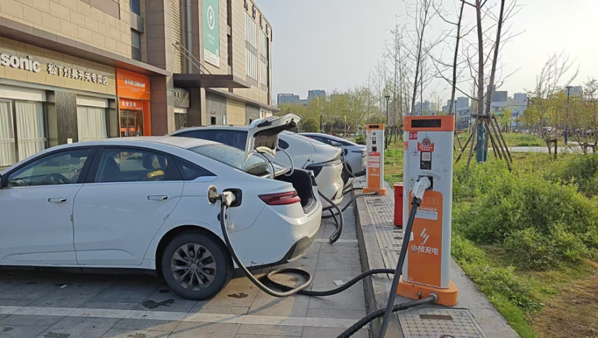 新能源汽车终身质保的真相：苛刻条款，让‘免费换电池’成为空头支票？_腾讯新闻